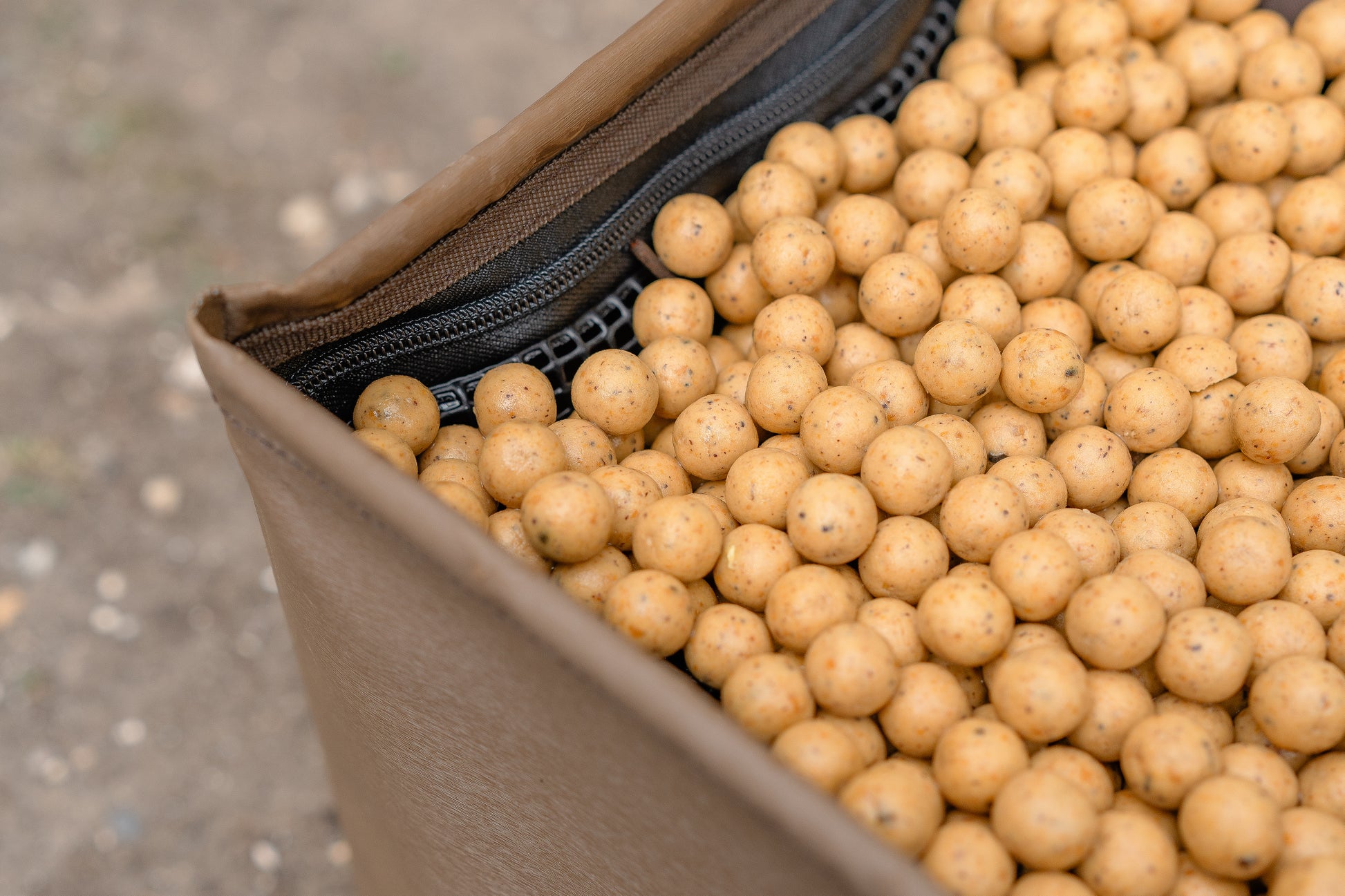 Commando Tackle 15L Collapsible Bait Bucket